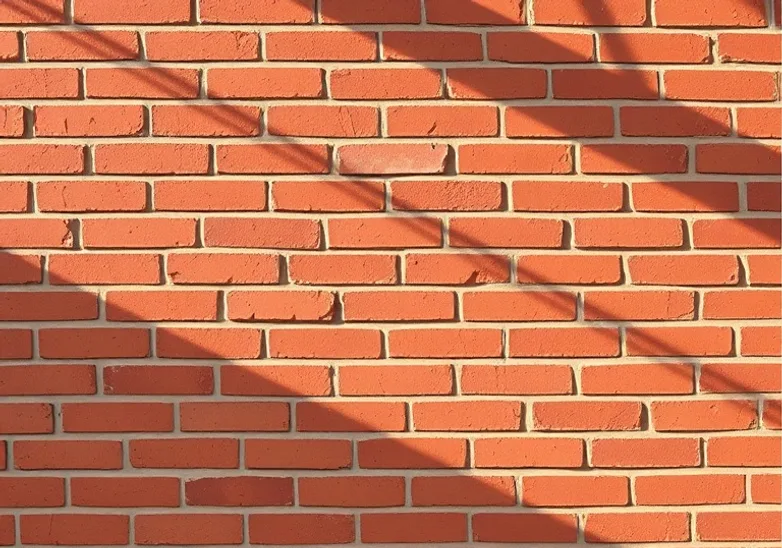 Ponçage et rebouchage des fissures avant mise en peinture